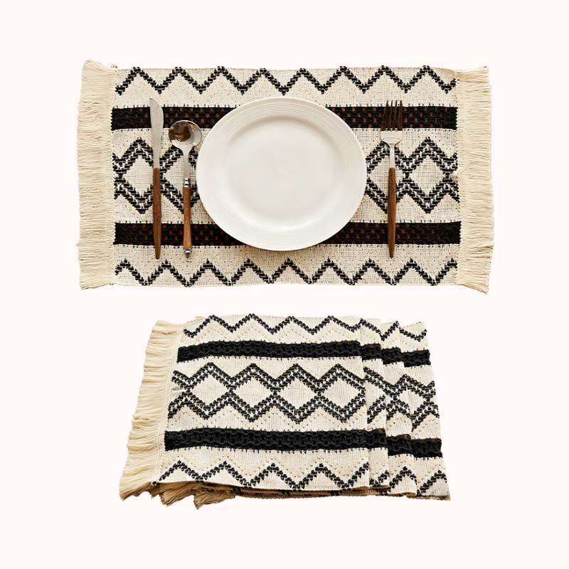 סט 4 פלייסמטים ארוגים בסגנון בוהו - דגם זיגזג שחור עם פרנזים 1