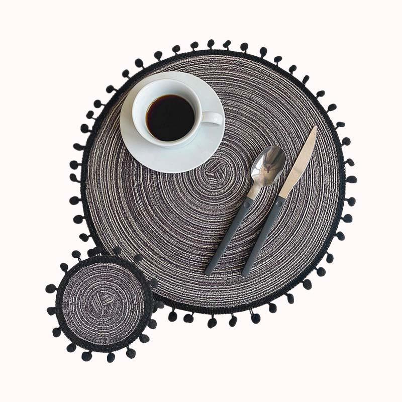 סט פלייסמט ותחתית לכוס בשחור עם פונפונים 1